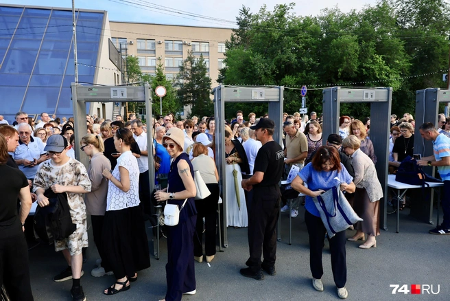 Настоящее столпотворение на входе в импровизированный зрительный зал началось задолго до начала концерта | Источник: Михаил Шилкин