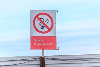 Курят в подъезде Мурманска: куда жаловаться