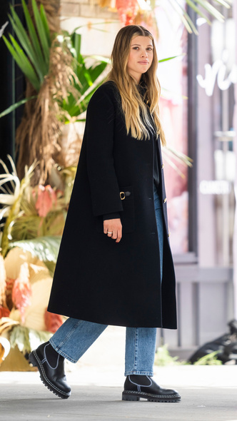 Как выглядит идеальное черное пальто, которое никогда не выходит из моды: показывает София Ричи