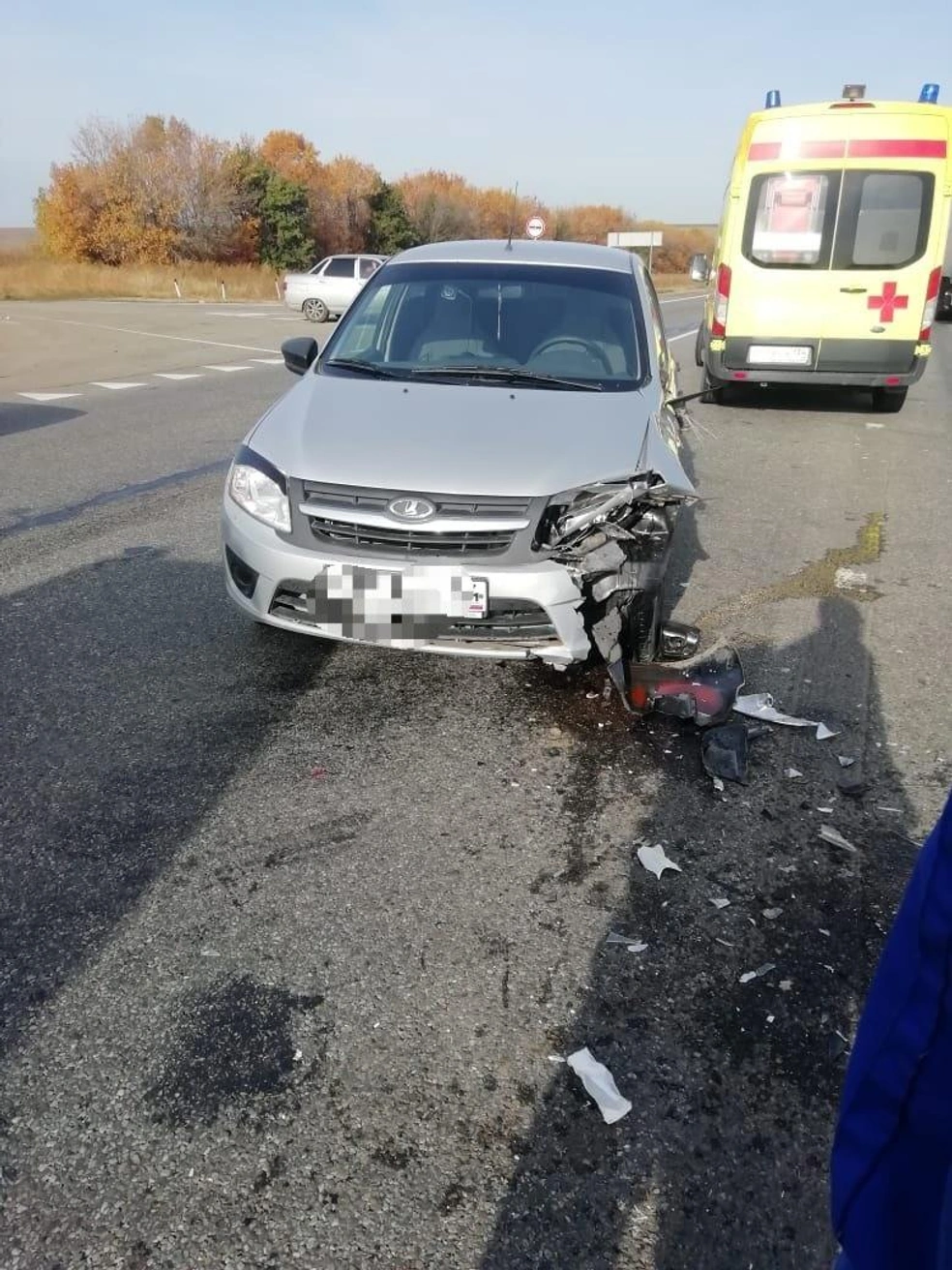 Под Волгоградом столкнулись «Жигули» и автобус, пока водители ждали ГАИ,  одного из них сбила Lada Granta - 6 октября 2023 - V1.ру