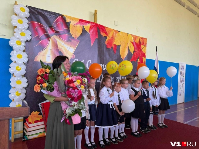 Школьникам — успехов, а уникальной школе — процветания! | Источник: Елена Рублева / V1.RU
