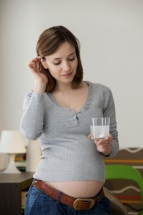 Беременные женщины, которые принимают лекарства от изжоги, имеют больше шансов родить ребенка с астмой