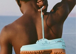 Jacquemus окрасил культовые топсайдеры Timberland в лазурный цвет французской Ривьеры