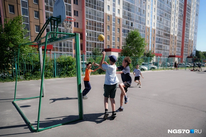 Здесь уже современные детские площадки, на которых играют дети | Источник: Варвара Фролова / NGS70.RU