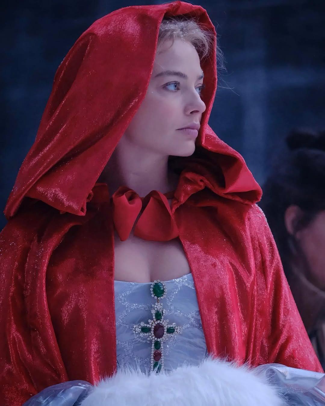 Красивые, но скандальные: почему все ругают наряды Марго Робби из нового Грозового перевала