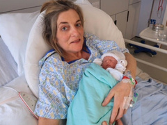 48-летняя британка родила после пяти неудачных попыток ЭКО, внематочной беременности и менопаузы