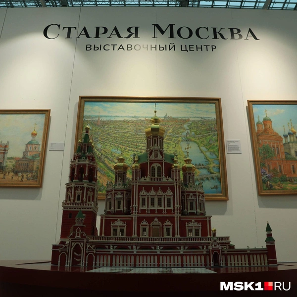 За макетом церкви виднеется карта старой Москвы | Источник: Дмитрий Толстошеев / MSK1.RU