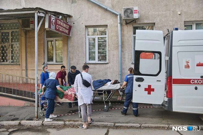 Пациентов на скорой увозили в другие больницы | Источник: Александр Ощепков / NGS.RU