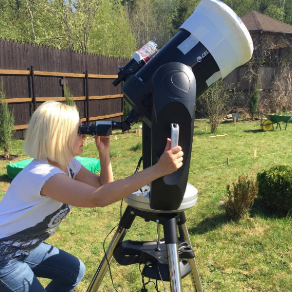 Василиса изучает звезды через микроскоп