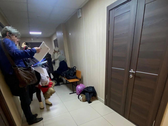 В коридоре суда собралось много людей. | Источник: Анастасия Хрипушина / NGS.RU