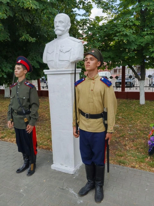 Молодые казаки стояли в почетном карауле у бюста императора | Источник: «Хопёрский Казачий Округ Всевеликое Войско Донское» / Vk.com