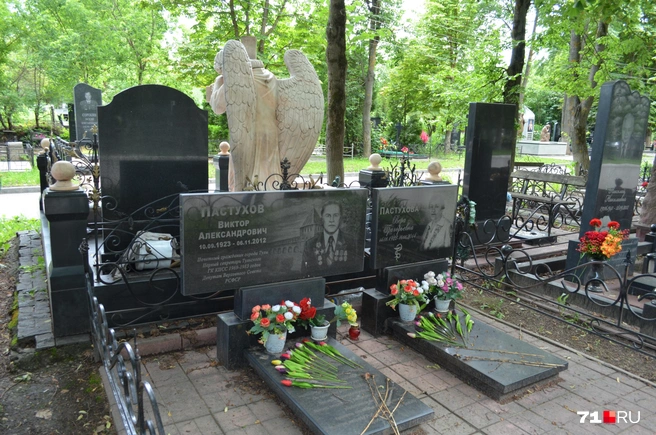 Рядом с Виктором Александровичем покоится его супруга | Источник: Максим Улитов / 71.RU