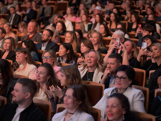 Ведущие Ксения Корнева и Прохор Шаляпин шутили, и зал смеялся | Источник: Евгений Ступак