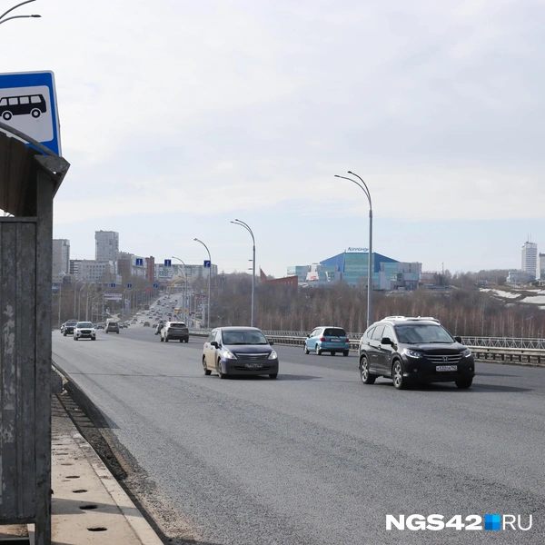 На мосту стоят две остановки для автобусов | Источник: Татьяна Ирискина / NGS42.RU 