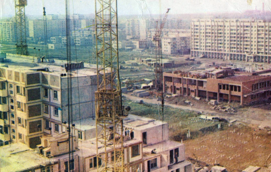 стройка Комсомольского микрорайона  | Источник: Фото А.&nbsp;Н.&nbsp;Зотова, «Гостеприимный Краснодар», 1983 год (кадр сделан осенью 1982 года)