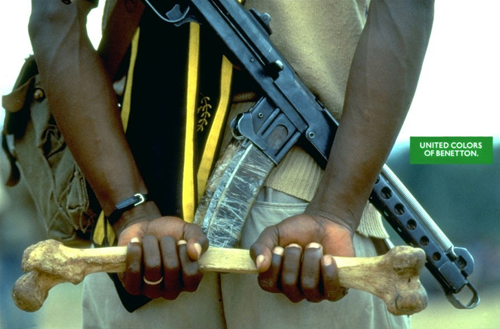 Афроамериканский солдат с автоматом Калашникова и большой берцовой костью человека