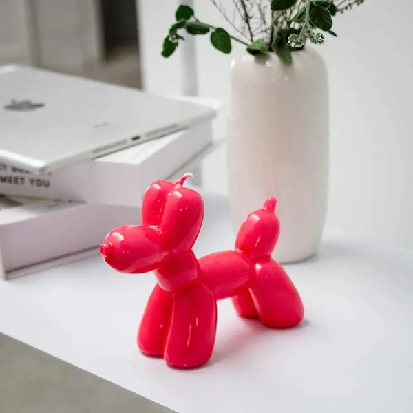 Свеча Helio Ferretti MAGENTA BALLOON DOG в магазине Friend FunctionФигурная свеча в виде пурпурной собачки из воздушных шаров сделана из парафина и воспринимается как арт-объект для интерьера. У нее нет аромата, зато есть выразительная форма и плотный вес 1 кг при компактных размерах 13,5×5×10 см.