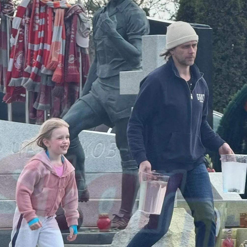 Держит папу за руку и улыбается: Петр Чернышев привел 7-летнюю дочь Милу к могиле Анастасии Заворотнюк