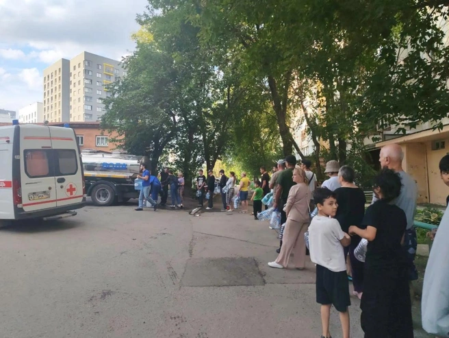 Коммунальщики организовали подвоз цистерн во дворах | Источник: читатель E1.RU