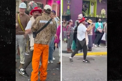 Шайя Лабаф празднует Лунди Гра в Новом Орлеане