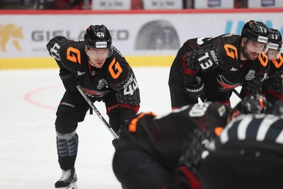 «Давно я не сидел вшестером на лавке»: капитан «Авангарда» о матче