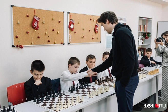 Во второй части мероприятия Андрей провел сеанс одновременной игры с лицеистами | Источник: Евгений Вдовин / 161.RU
