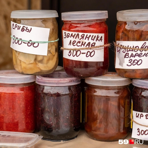 Продают здесь и разнообразное варенье, а также соленые грибы и хреновую закуску | Источник: Василина Любимова / 59.RU