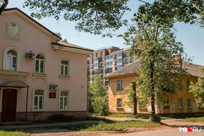 Новостройка виднеется между зданием суда и старым двухэтажным домом | Источник: Александр Куренной / 76.RU