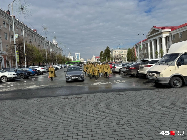 Участники парада подтягиваются к площади | Источник: Юлия Король / 45.RU 