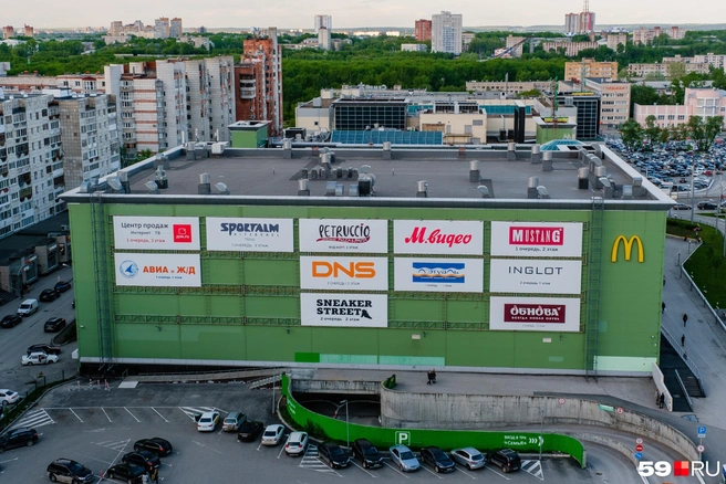 С этой стороны парковки принадлежат ТРК «Семья» | Источник: ТРК СемьЯ — business_communication / Telegram