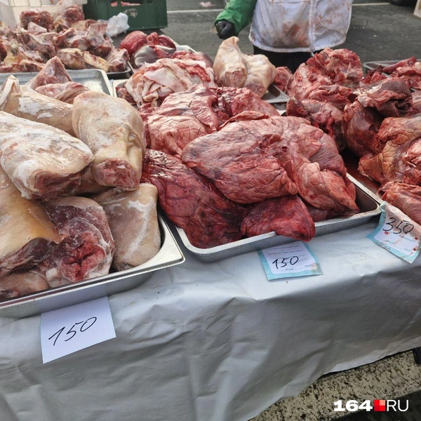 Есть все&nbsp;— от субпродуктов до конины | Источник: Виктория Федорова / 164.RU
