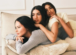 Мамины ангелы: легендарные модели Victoria’s Secret впервые снялись в кампейне вместе со своими детьми