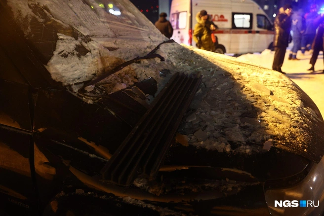 Здание упало на припаркованные автомобили | Источник: Александр Ощепков / NGS.RU