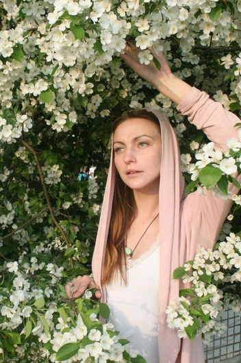 Писательница сама&nbsp;— словно героиня фантастического романа | Источник: личный архив Аллы Вологжаниной