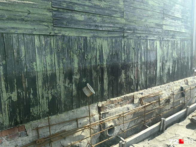 Уровень воды четко виден по стене дома снаружи  | Источник: Павел Красоткин / 72.RU 