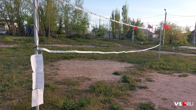 Администрация Дзержинского района требует снести весь спортивный инвентарь на сохраненном жителями стадионе | Источник: читатели V1.RU