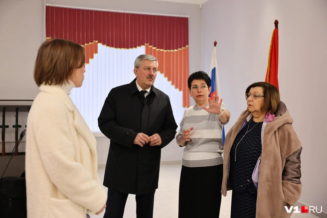 Владимир Марченко рассматривает недоделки в помещениях бывшего театра кукол | Источник: Алексей Волхонский / V1.RU