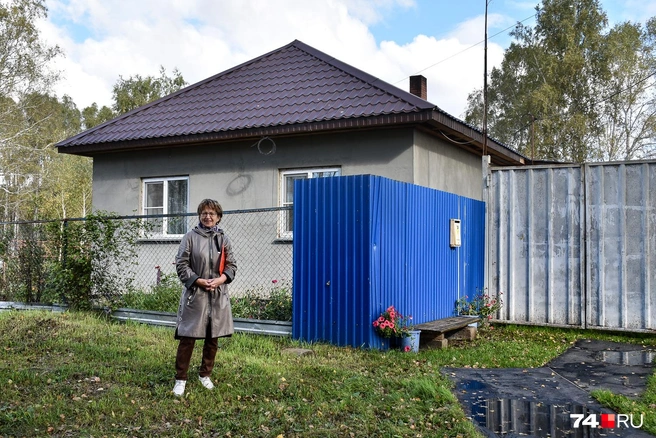 Вера Веселовская около своего дома, который оказался по соседству с импровизированными коровниками | Источник: Артем Краснов