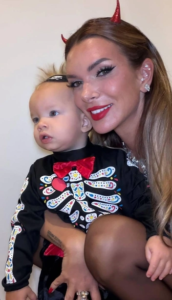 Супруги выбрали яркие «луки» для всей семьи