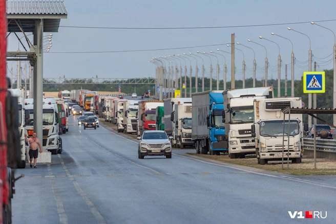 За несколько дней мост превратился в один сплошной поток из грузовиков | Источник: Константин Завриков / V1.RU