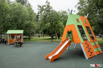Для малышей в парке есть детский городок | Источник: Александр Куренной / 76.RU