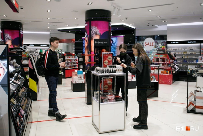 Пока посещаемость ТЦ&nbsp;в большинстве регионов снизилась незначительно | Источник: Соня Радостина / E1.RU