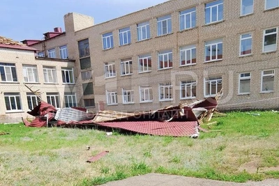Под Волгоградом восстановят крышу школы после урагана