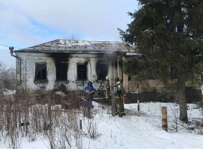 Появились фотографии с места пожара с тремя погибшими в Дубровичах | ya62.ru