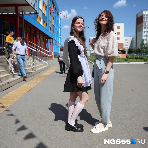 Фотография на память с выпускницей-дочкой&nbsp;— важно | Источник: Евгений Софийчук / NGS55.RU 