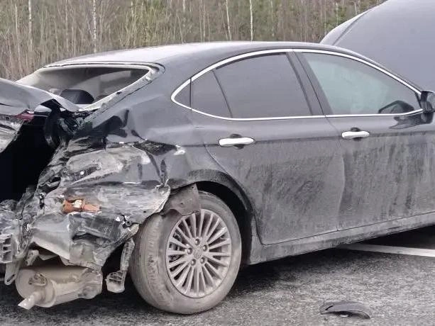 Водителя и пассажира Toyota госпитализировали | Источник: «Ночные Новости»