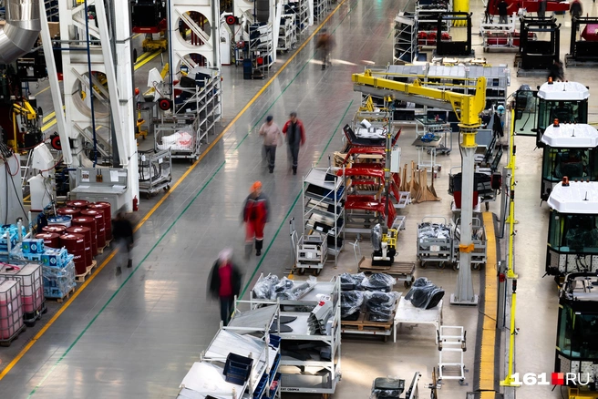 Сотрудники спешат на обед | Источник: Евгений Вдовин / 161.RU