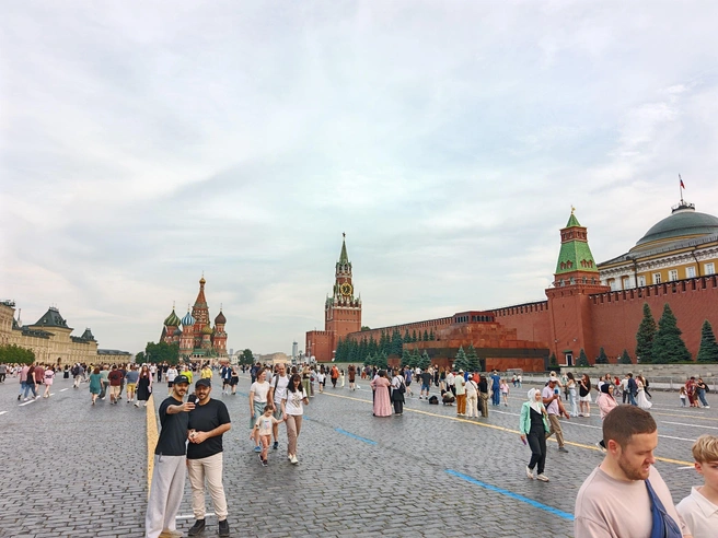 Туристы фотографируются | Источник: Виктория Родина / MSK1.RU
