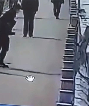 Китайский хулиган ради лайков пнул один столбик — и обрушил ограждение целой набережной (видео)