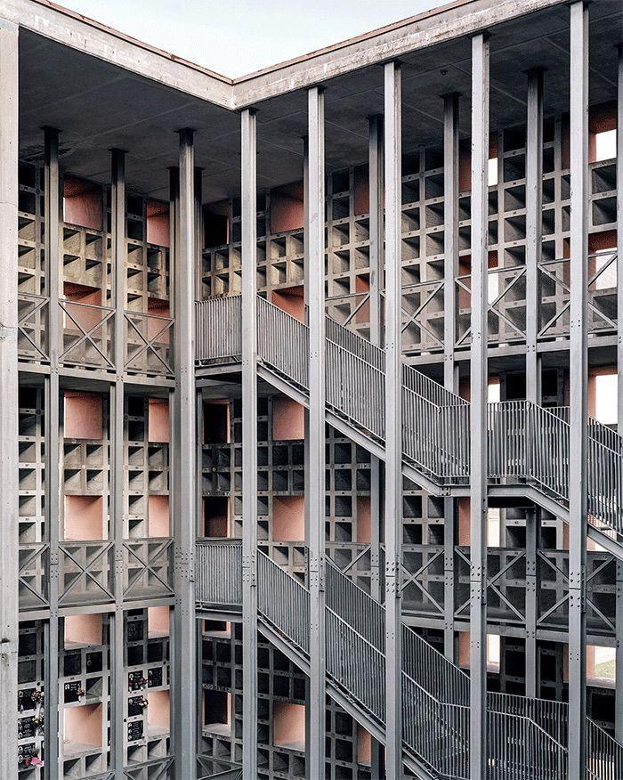 Внутри красного куба находится оссуарий. Он смешивает графические эффекты на четырех уровнях: вертикальные линии, шахматные фигуры и диагонали. | Источник: Роман Куртманш